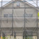 足場を設置した住宅工事現場