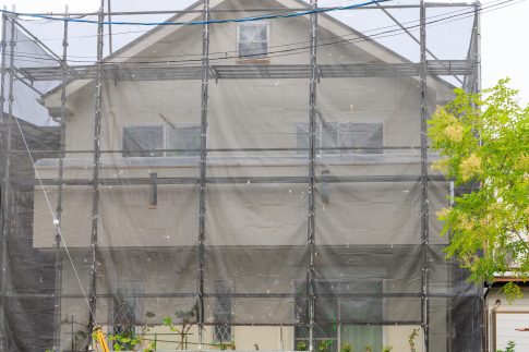 足場を設置した住宅工事現場