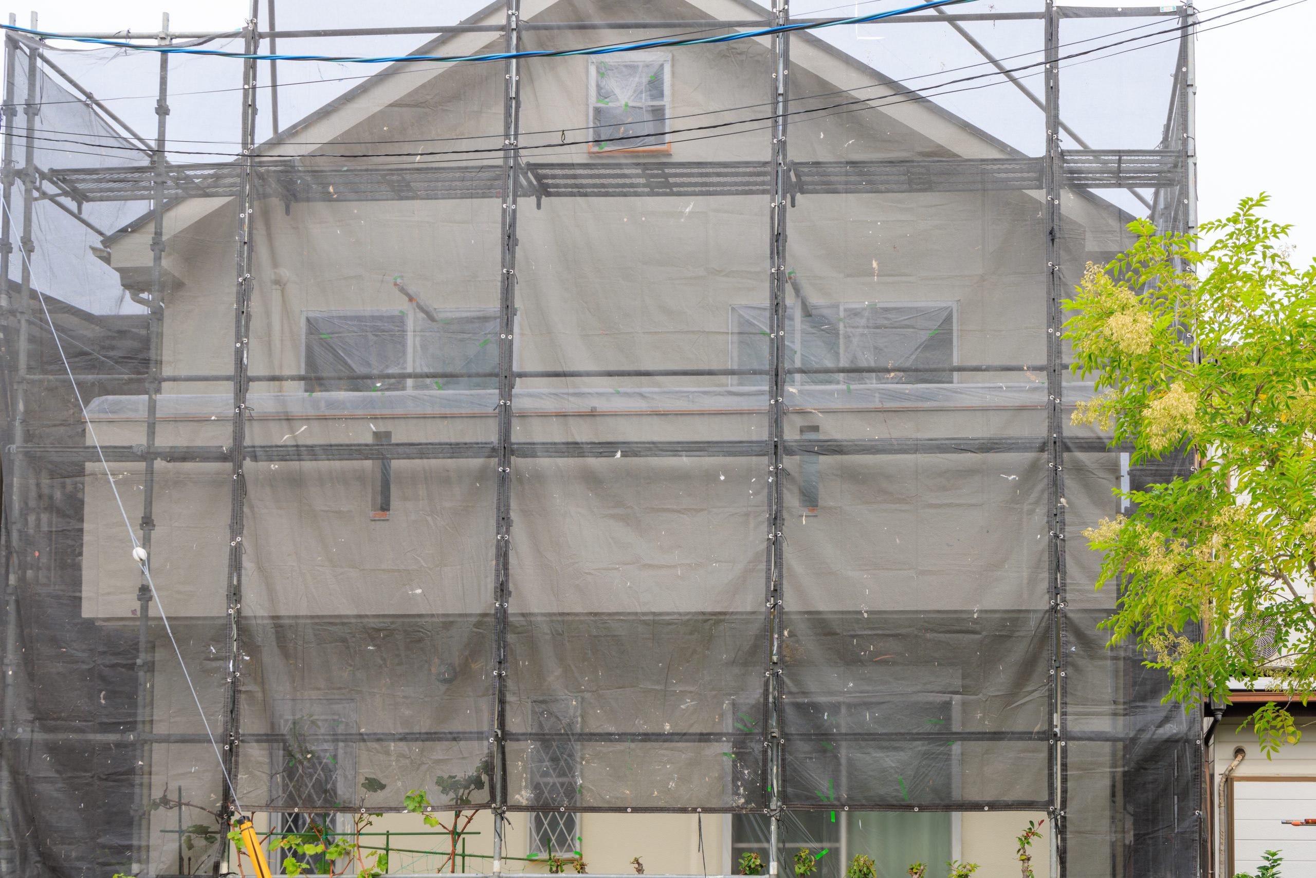 足場を設置した住宅工事現場